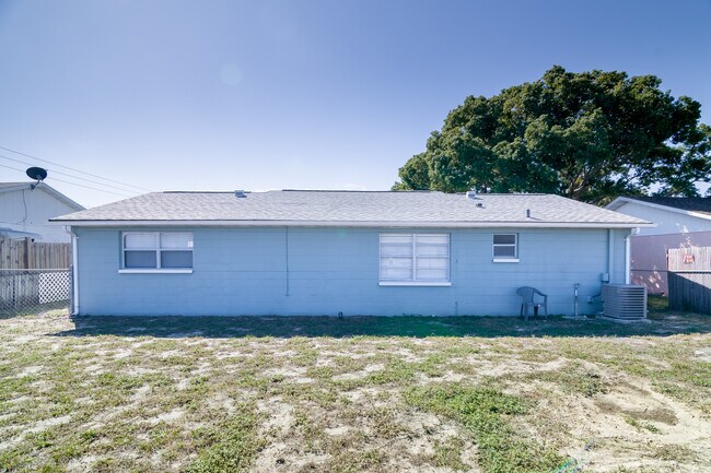 Building Photo - 6443 Lomand Ave