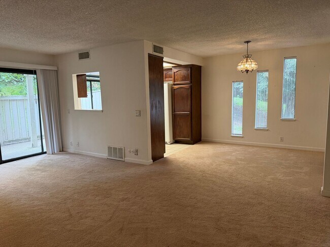 Building Photo - 1670 Sqft. 3 Bedroom, 2 Bath Gated Townhome for Rent in Citrus Heights.