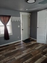 Building Photo - 1104 Oak St