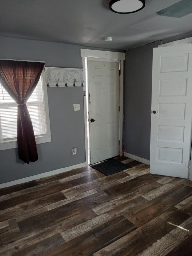 Building Photo - 1104 Oak St