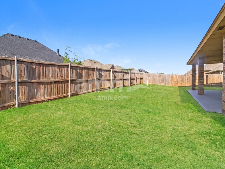 Building Photo - 809 Tea Rose Dr