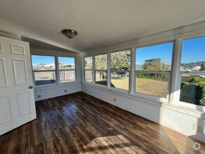 Building Photo - Spacious Coos Bay Home!! Lease Today!