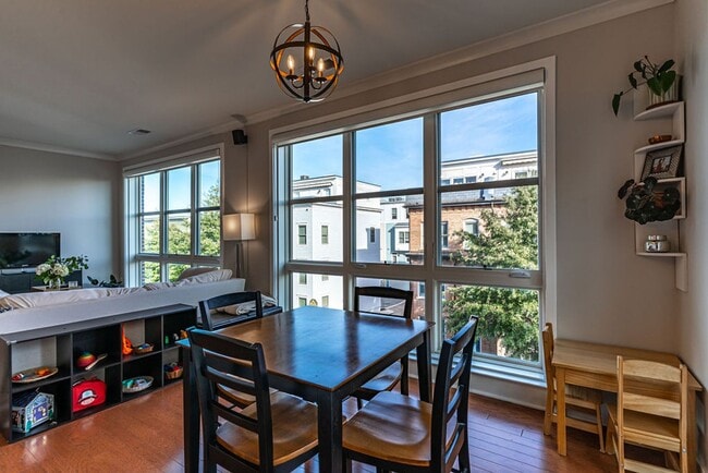 Building Photo - 2 Bed, 2 Bath Condo Bathed in Natural Light