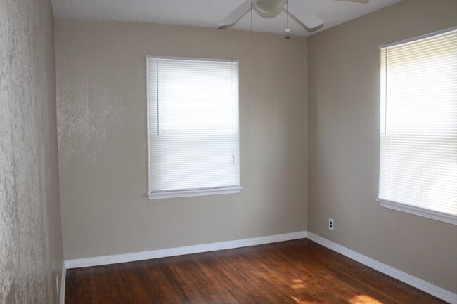 Building Photo - Sit on Your Front Porch & Enjoy! MOVE IN S...
