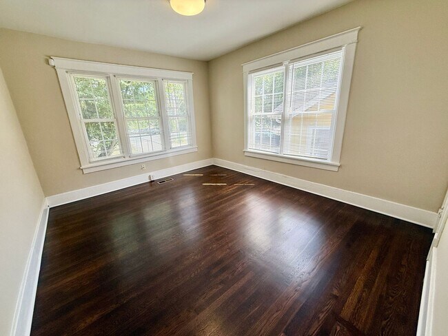 Building Photo - Gorgeous 2 BR bungalow in the newly hip 37...
