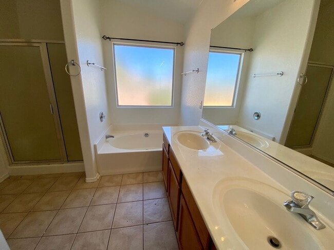 Building Photo - 3 Bed 2 Bath Corner Lot
