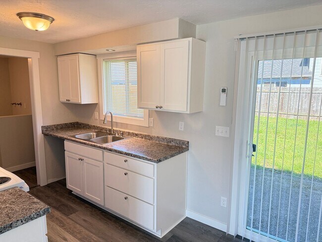 Building Photo - New 2 bed 1 1/2 bath duplex in Springfield!