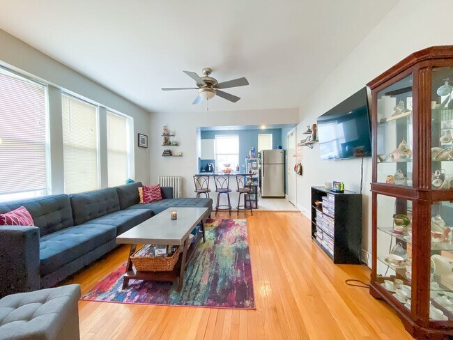 Building Photo - 5058 N Claremont Ave