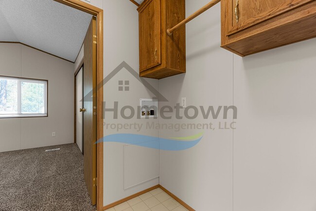 Building Photo - 2 Bedroom 1 Bath Home with Off-Street Park...