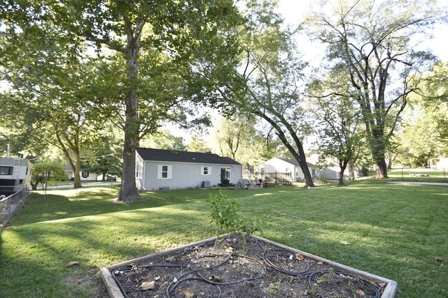 Building Photo - 5625 N Amoret Ave