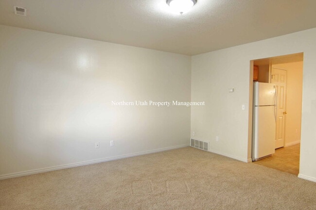 Building Photo - 2 Bed, 2 Bath Townhome