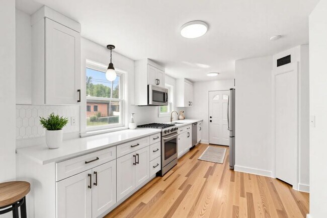 Building Photo - 4 bedroom in Newton MA 02461