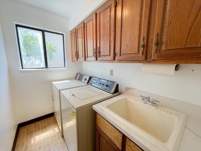 Building Photo - Castro Valley Home in Columbia