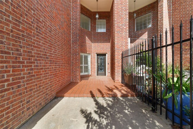 Building Photo - 1408 S Friendswood Dr