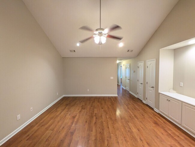 Building Photo - 264 Lynbrook Way
