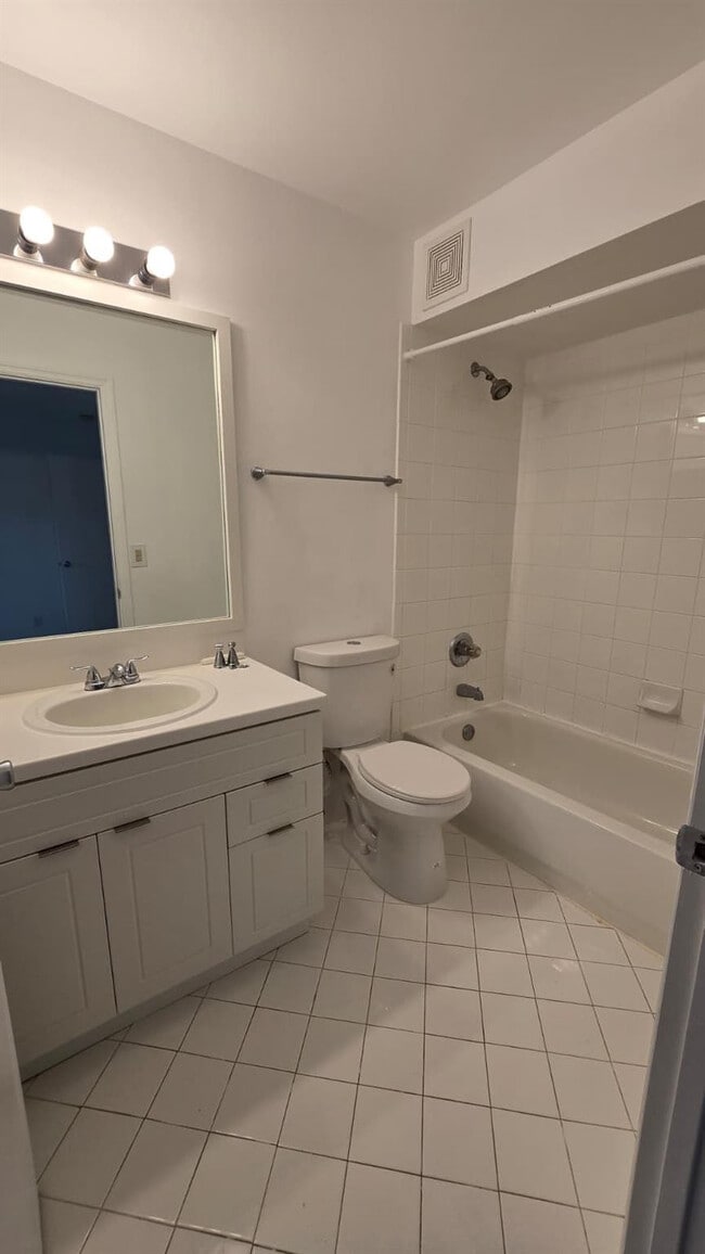 Building Photo - 2213 Salerno Cir