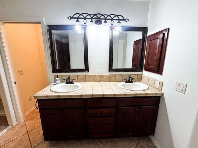 Building Photo - For Rent: 3-bedroom, 2-bathroom home in Barkley Ranch