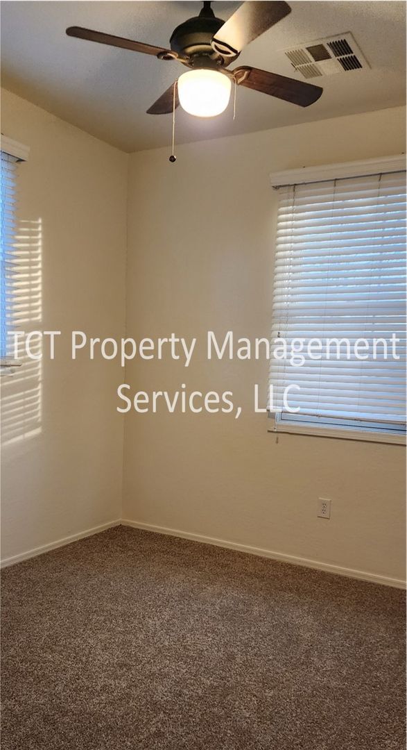 Building Photo - Beautiful 3 Bedroom Townhome Gated Gilbert Community!