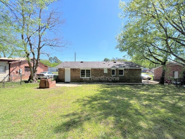 Building Photo - 641 Groveland Dr