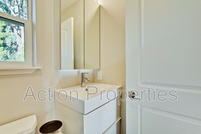 Building Photo - 261 Langton Ave