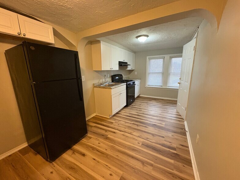 Building Photo - 10012 Robinson Ave