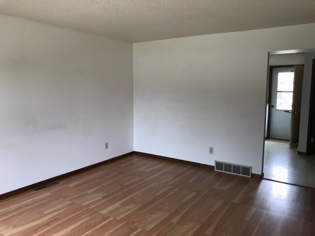 Building Photo - 2 Bedroom/1.5 Bathroom in Iowa City near Kinnick! Available Now!