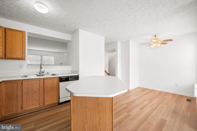 Building Photo - 14 Gemstone Ct