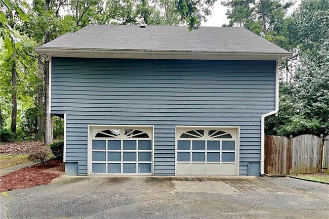 Building Photo - 501 Brooksdale Dr