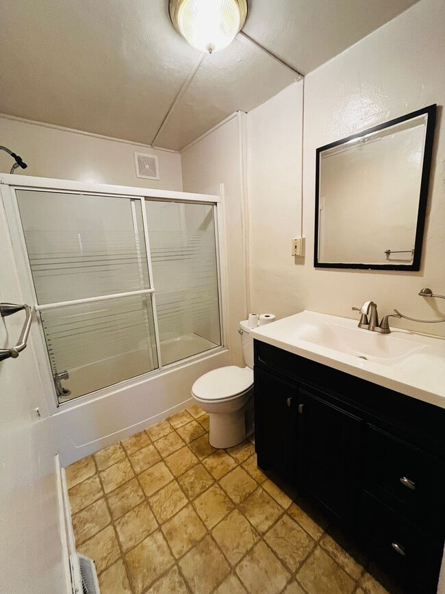 Building Photo - 2-Bed, 1-Bath Home with Detached Garage & Huge Backyard! Pet Friendly (Currently occupied)