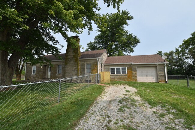 Building Photo - 3 Bedroom Home in the Country