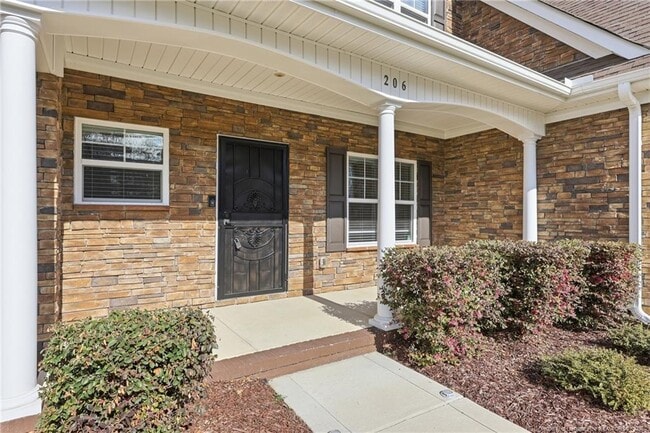 Building Photo - 206 Leland Ln