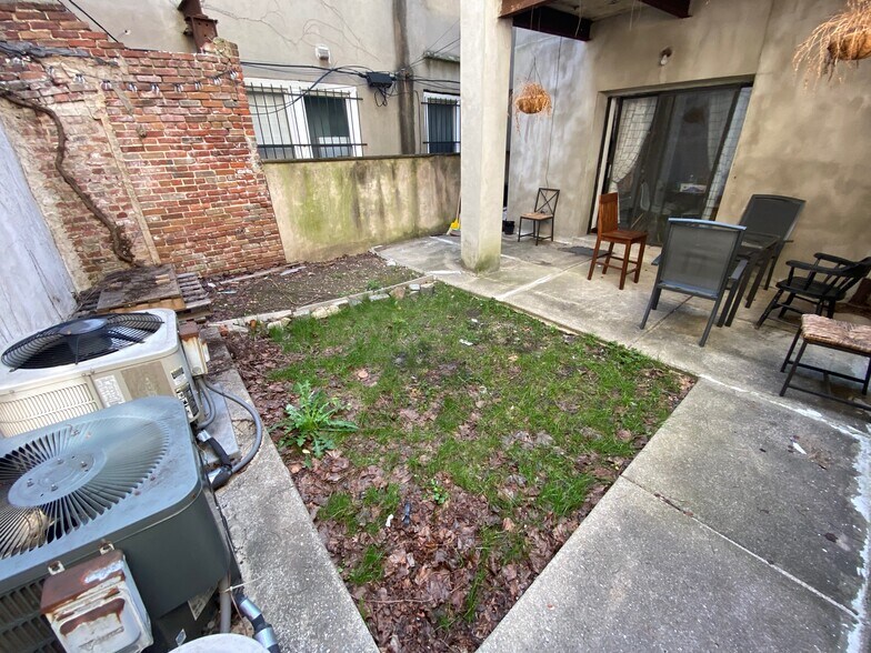 Building Photo - 329 Catharine St