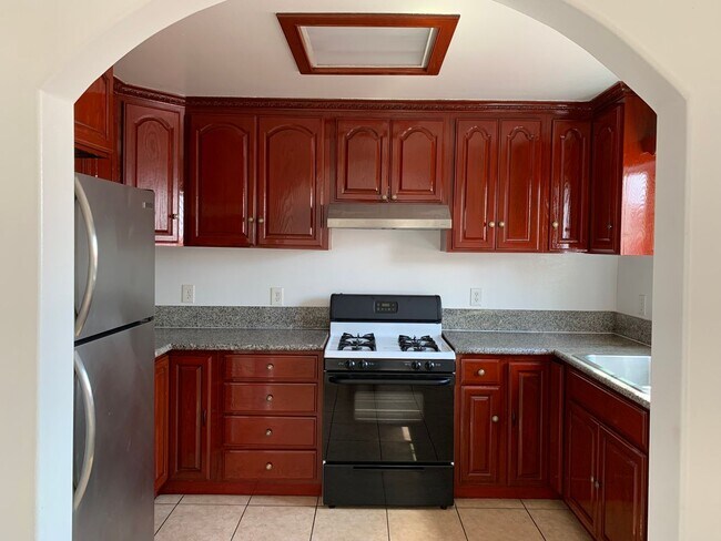 Building Photo - Willowbrook Triplex