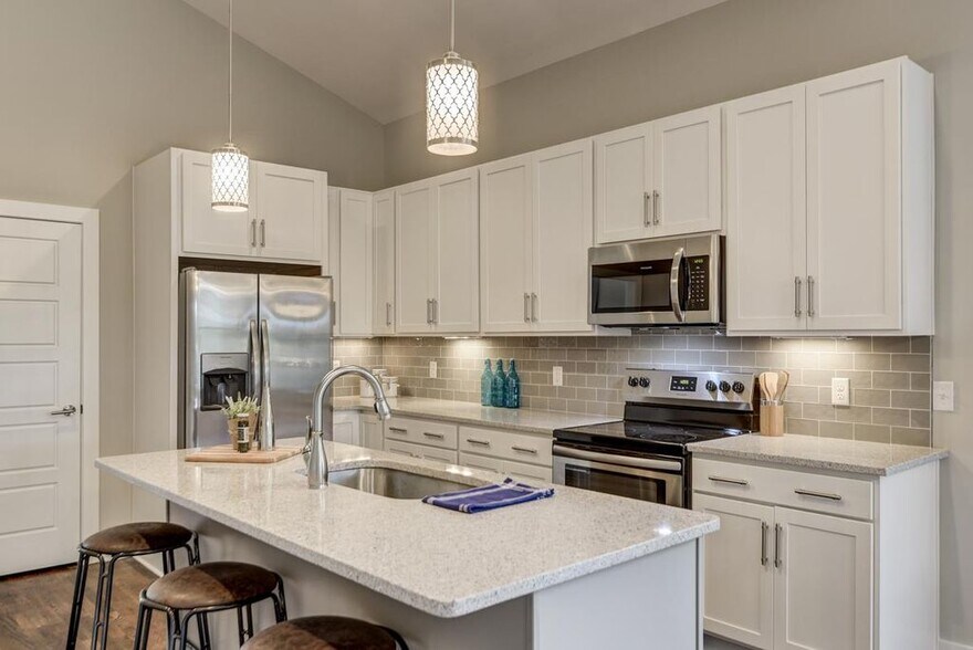 Kitchen features stainless steel appliances and under cabinet lighting - 910 Sharpe Ave