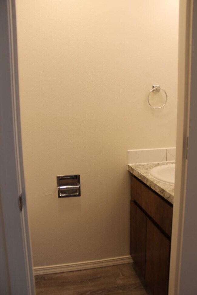 Building Photo - 3 bed single level home in SE Hillsboro