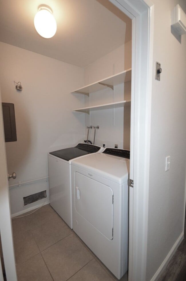 Building Photo - Updated Upstairs Condo with Garage in Desirable Walnut Neighborhood