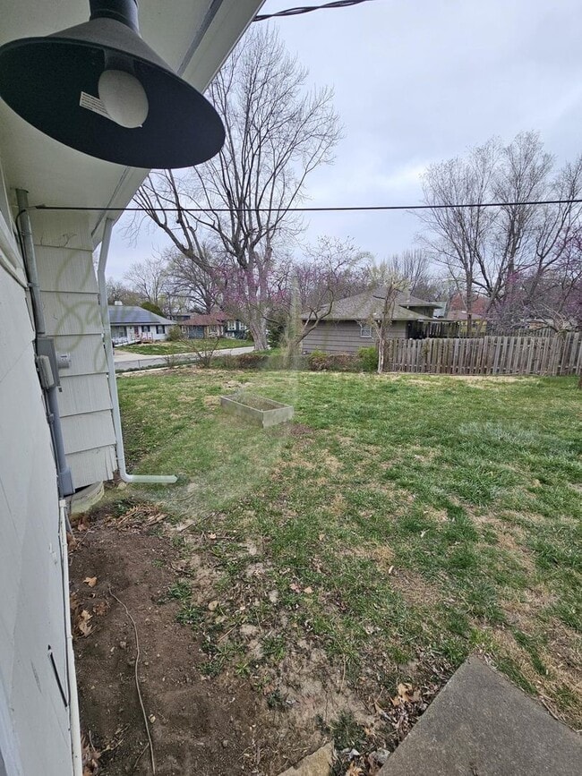 Building Photo - HUGE BACKYARD!!