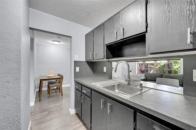 Building Photo - 1027 Tequesta St