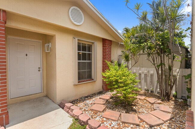 Building Photo - 13945 Langley Pl