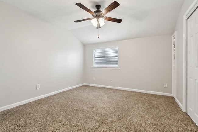 Building Photo - 904 St Julien Dr