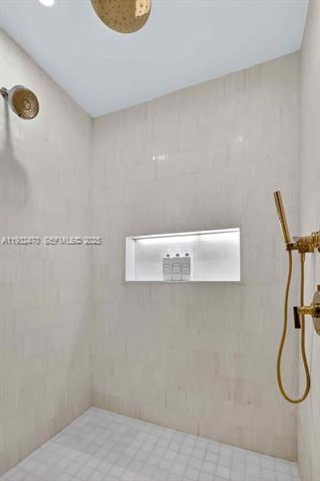 Building Photo - 700 NE 24th St