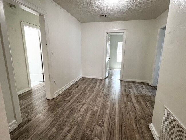 Building Photo - Huge 2 bed 1 bath