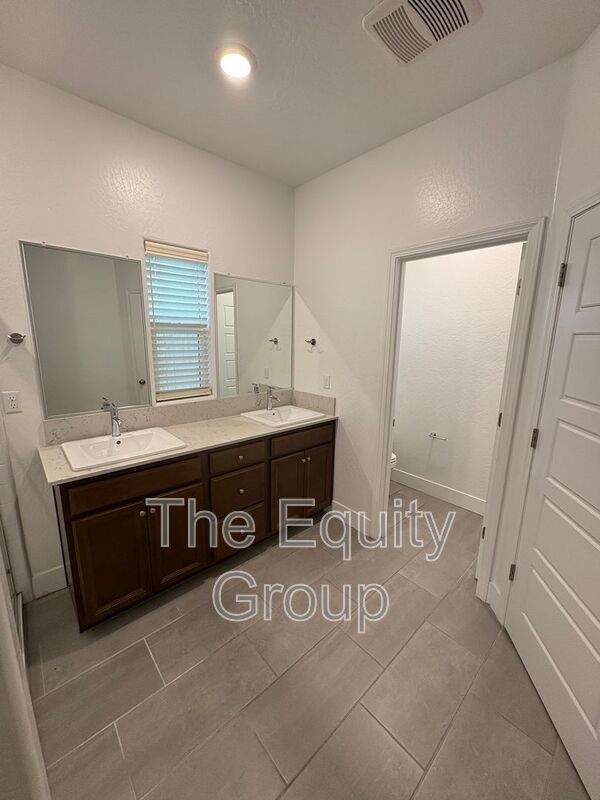 Building Photo - 217 E Tyler Ct