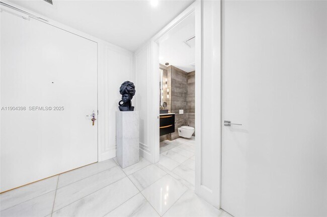 Building Photo - 700 NE 26th Terrace