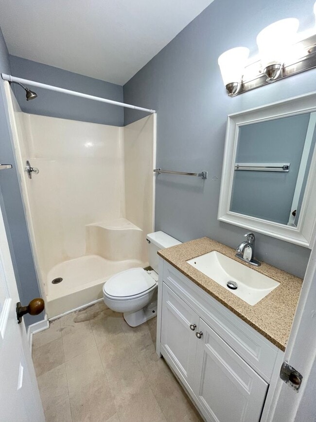 Building Photo - Updated, spacious 4br 2ba condo within wal...