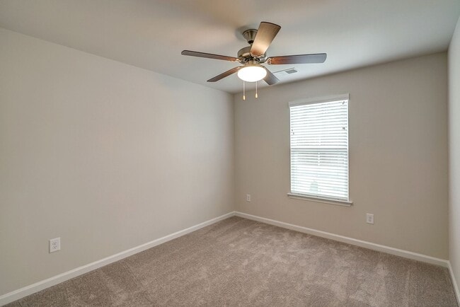 Building Photo - Wonderful townhome