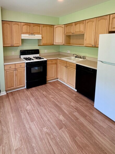 Kitchen with Maple wood cabinets - 3234 Bolgos Cir