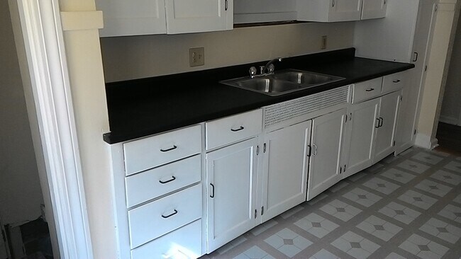 Building Photo - DAYTON, OH - SINGLE HOME - 2 BED, 1 BATH - $825