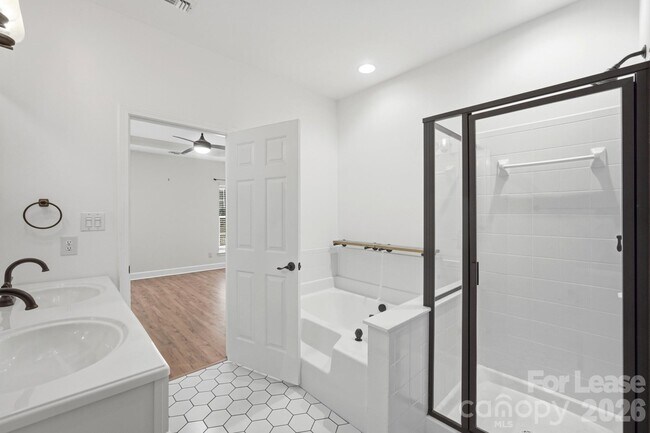 Building Photo - 4084 Holly Villa Cir
