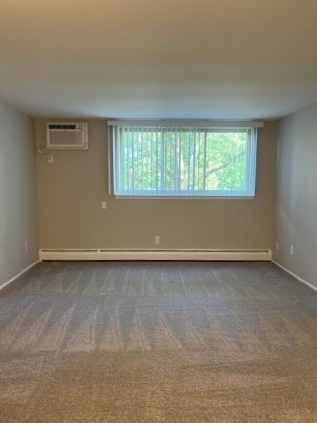 Building Photo - Charming, 2 bedroom/1 bath near Downtown Rochester!